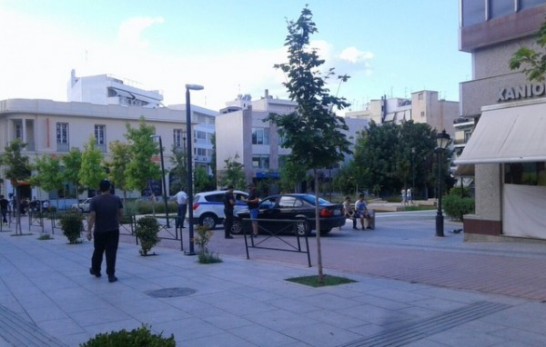 Έγραψαν παράνομο οδηγό στον πεζόδρομο πίσω από τα Δικαστήρια