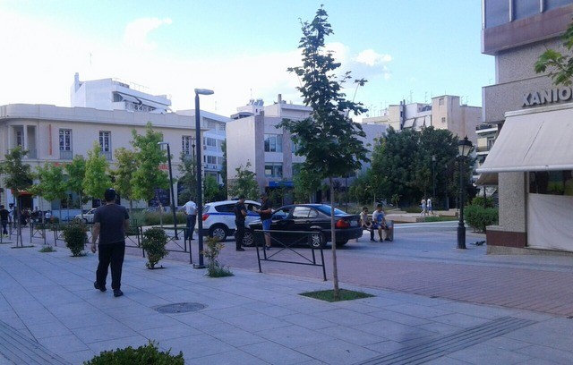 Έγραψαν παράνομο οδηγό στον πεζόδρομο πίσω από τα Δικαστήρια