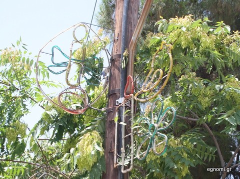 Ξέμεινε από το Πάσχα ο στολισμός!