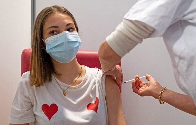Τρίτη δόση εμβολίου: Ανοίγει την Παρασκευή η πλατφόρμα για τους άνω των 18