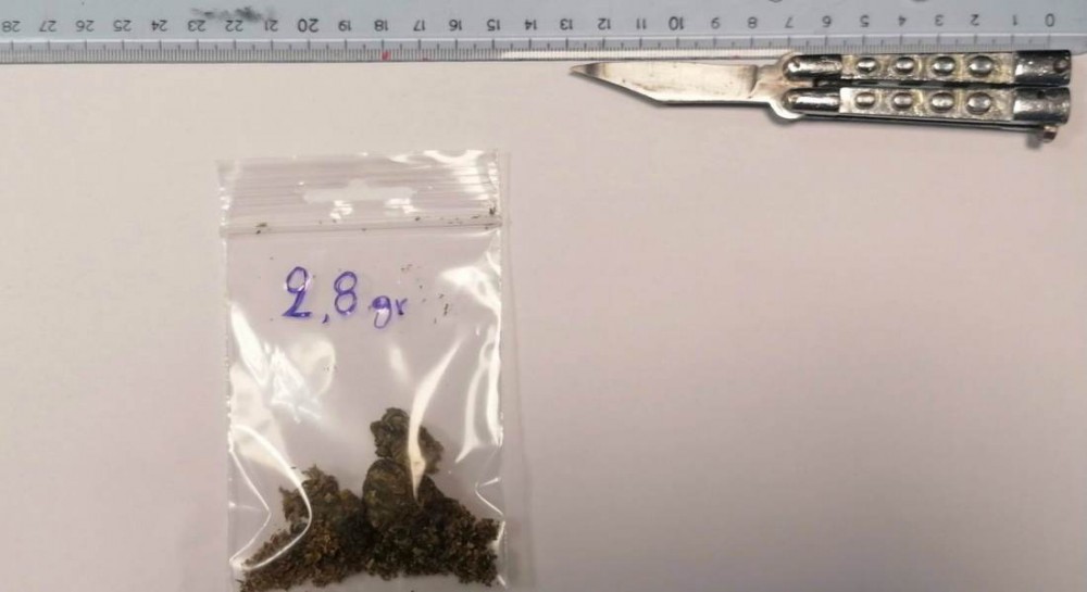 ΧΑΛΚΙΔΑ: Ανήλικος κυκλοφορούσε στην παραλία με χασίς και μαχαίρι στην τσέπη (φωτό)