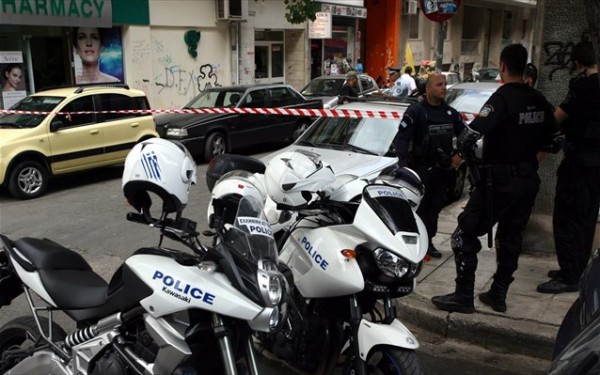 Κακοποιοί σταμάτησαν σε έλεγχο αστυνομικών και άνοιξαν πυρ