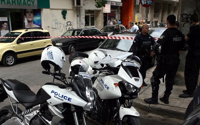 Κακοποιοί σταμάτησαν σε έλεγχο αστυνομικών και άνοιξαν πυρ