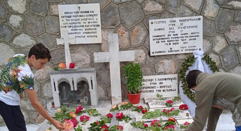 ΧΑΛΚΙΔΑ: Τριαντάφυλλα και συγκίνηση για 110 ήρωες στο Μνημείο της Ριτσώνας