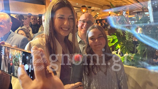 ΔΗΜΟΤΙΚΗ ΤΟΠΙΚΗ ΟΡΓ. ΝΔ ΧΑΛΚΙΔΑΣ: Κόκκινο τριαντάφυλλο για την Σοφία Ζαχαράκη