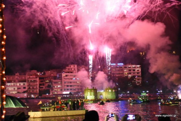 ΚΑΡΝΑΒΑΛΙ ΧΑΛΚΙΔΑ: Εικόνες από τη θαλασσινή πολιορκία του κάστρου