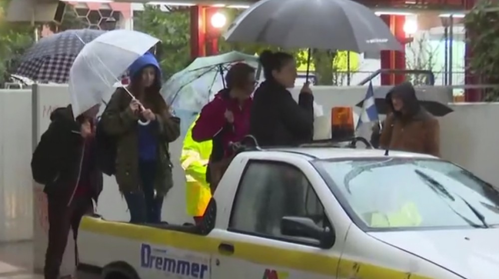 Μετέφεραν σε καρότσες κόσμο στο μετρό, λόγω της βροχόπτωσης