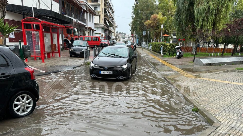 ΧΑΛΚΙΔΑ: Θάλασσα η οδός Σιώκου με μια βροχή (VIDEO)