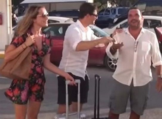 Παρεξήγηση Ρουβά με φωτογράφους για τα πόδια της Ζυγούλη στη Μύκονο (VIDEO)