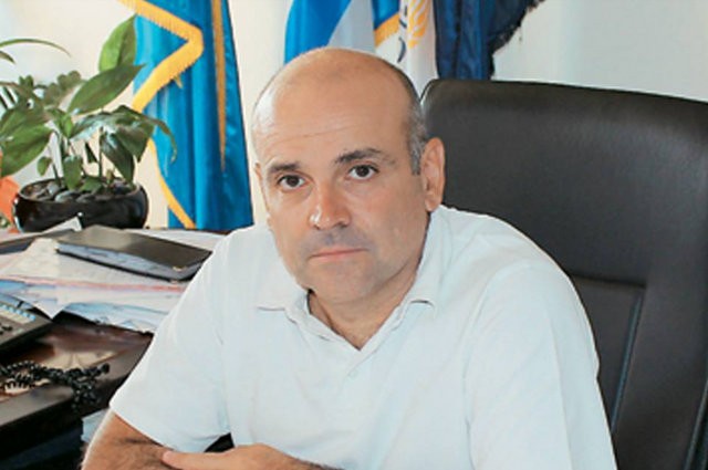 Μαχαίρωσαν τον δήμαρχο Ελευσίνας μέσα στο δημαρχείο