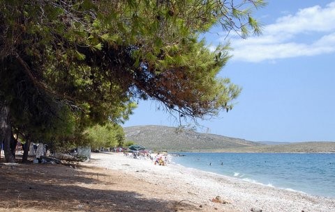 Εθελοντές καθαρίζουν την Ακτή Νηρέως