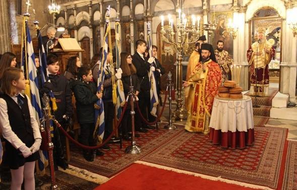 Όλα τα σχολεία της Χαλκίδας με τις σημαίες τους στο ναό Αγίας Παρασκευής