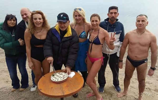 ΛΕΥΚΑΝΤΙ: Έκοψαν πίτα οι χειμερινοί κολυμβητές