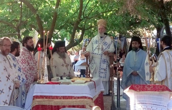ΔΑΦΝΗ ΛΙΜΝΗΣ: Θεία λειτουργία σε ξωκκλήσι από τον Μητροπολίτη