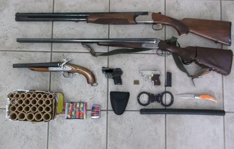 Συνελήφθη 56χρονος έμπορος με οπλοστάσιο και δυναμιτάκια