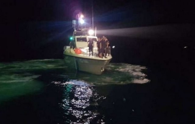 ΔΡΟΣΙΑ ΧΑΛΚΙΔΑΣ: Νυχτερινή λαχτάρα στη θάλασσα για πέντε άτομα - Ανατράπηκε το σκάφος που επέβαιναν