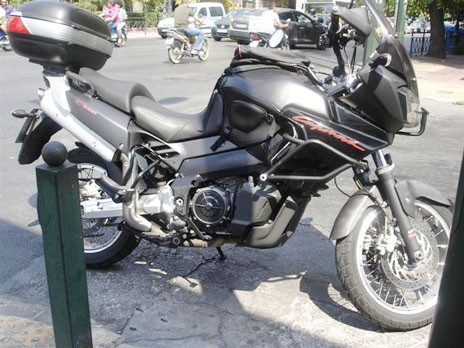 Ιπτάμενη μπαγκαζιέρα καρφώθηκε σε αυτοκίνητο