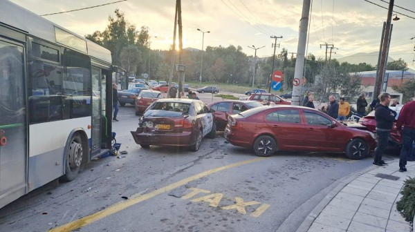 Λεωφορείο χτύπησε ταξί στην πιάτσα των ΚΤΕΛ Χαλκίδας