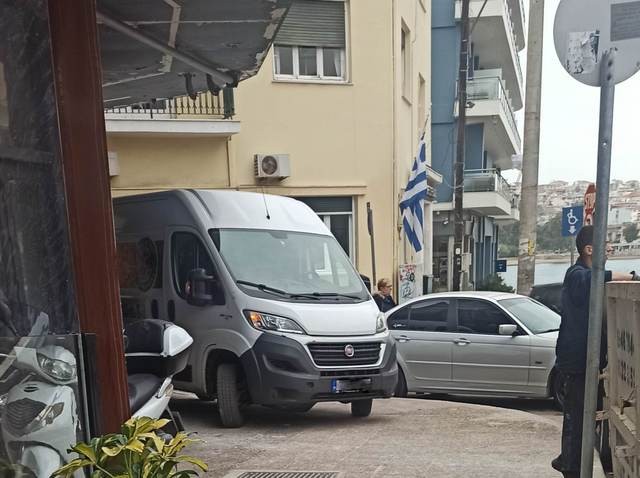 ΧΑΛΚΙΔΑ: Το ...τερμάτισε ο οδηγός γνωστής επιχείρησης της Χαλκίδας - Κοιτάξτε που βρήκε να παρκάρει