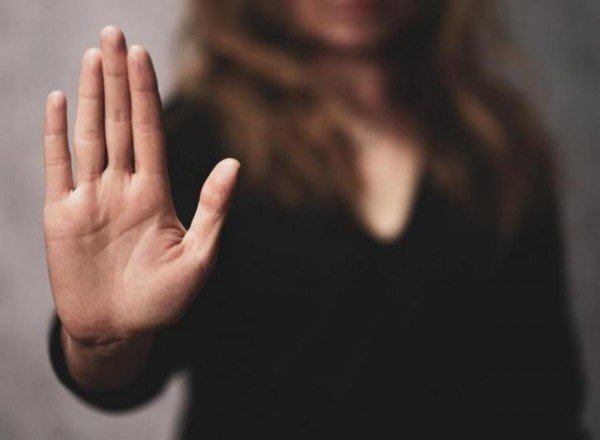 45χρονος χτύπησε και κλείδωσε στο σπίτι την 55χρονη σύντροφό του