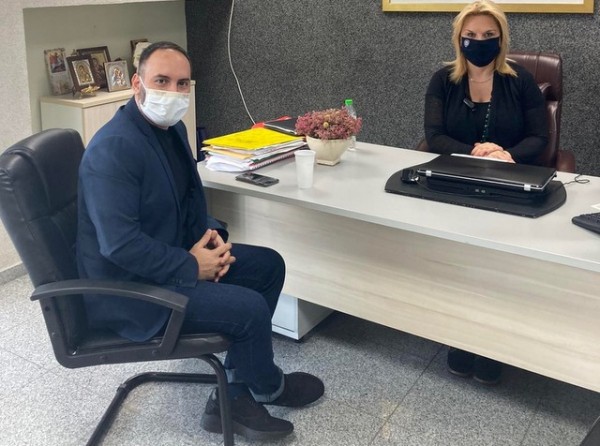 Ο Μίλτος Χατζηγιαννάκης επισκέφτηκε την Έλενα Βάκα