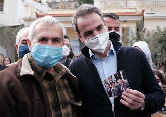 Ικαρία-Μητσοτάκης: ΒΙΝΤΕΟ από τον συνωστισμό