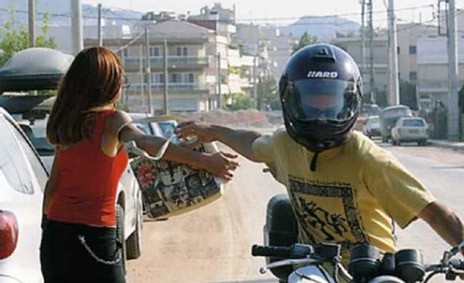 Άρπαξε τσάντα στα Ψαχνά και συνελήφθη στην Αρτάκη