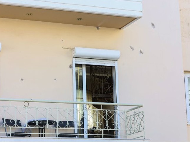 Αγία Βαρβάρα: Άνδρες με Καλάσνικοφ άνοιξαν πυρ, προκαλώντας ζημιές σε σπίτια (Video)