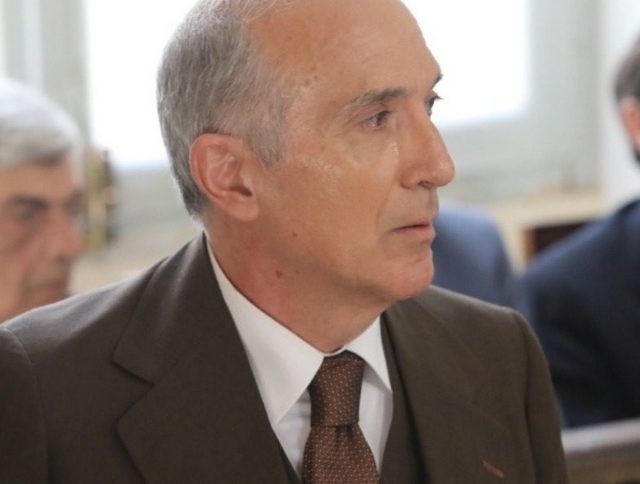 Αγριες Μέλισσες: Ο δικηγόρος των Σεβαστών είναι παντρεμένος με κούκλα ηθοποιό
