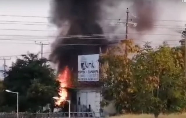 ΘΗΒΑ: Άρπαξε φωτιά παλιό εργοστάσιο γεμάτο παλέτες