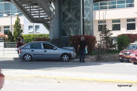 Χαλκίδα: Αυτοκίνητο στούκαρε στο Διοικητήριο