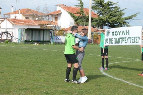 Έκανε πρόταση γάμου στον Κούλη της μέσα στο γήπεδο!