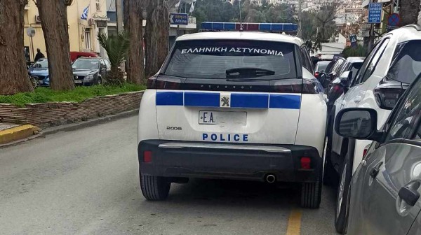 ΧΑΛΚΙΔΑ: Διπλοπαρκάρισμα για όσκαρ στην ...τρίχα από περιπολικό μπροστά στα Δικαστήρια