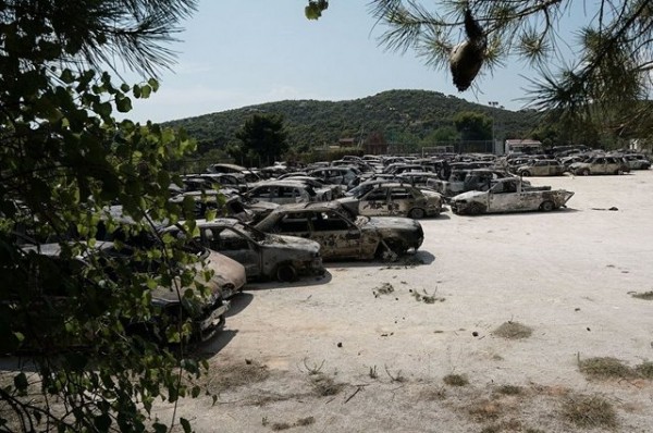 Η μάντρα-νεκροταφείο που μεταφέρθηκαν τα καμμένα αυτοκίνητα από τις φονικές πυρκαγιές στην Αττική