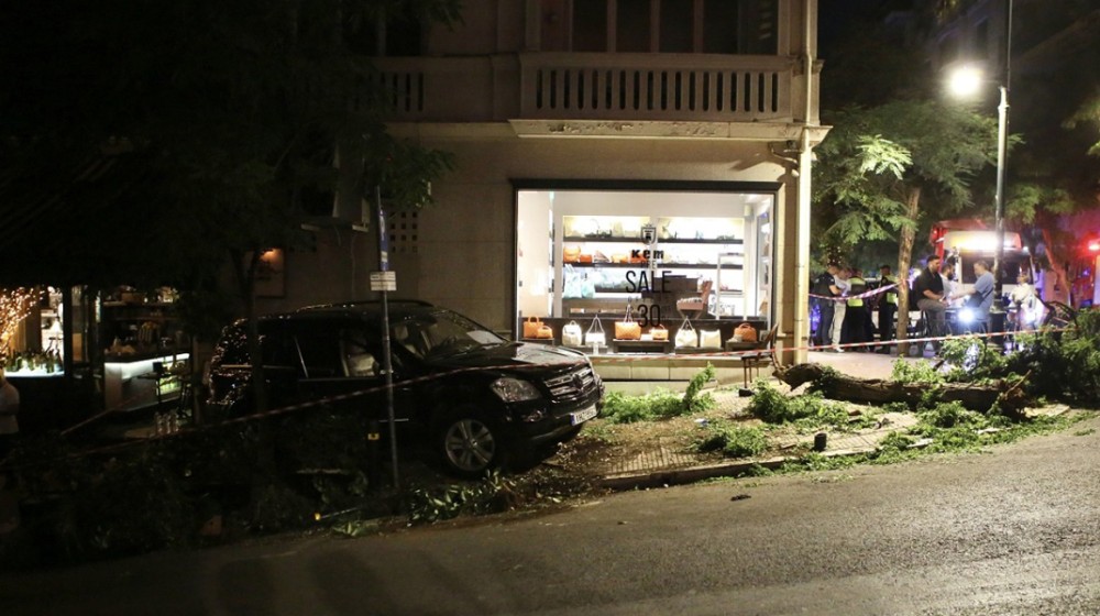 Κολωνάκι: Αυτοκίνητο χωρίς οδηγό και ...χειρόφρενο παρέσυρε πελάτες εστιατορίου - 12 τραυματίες