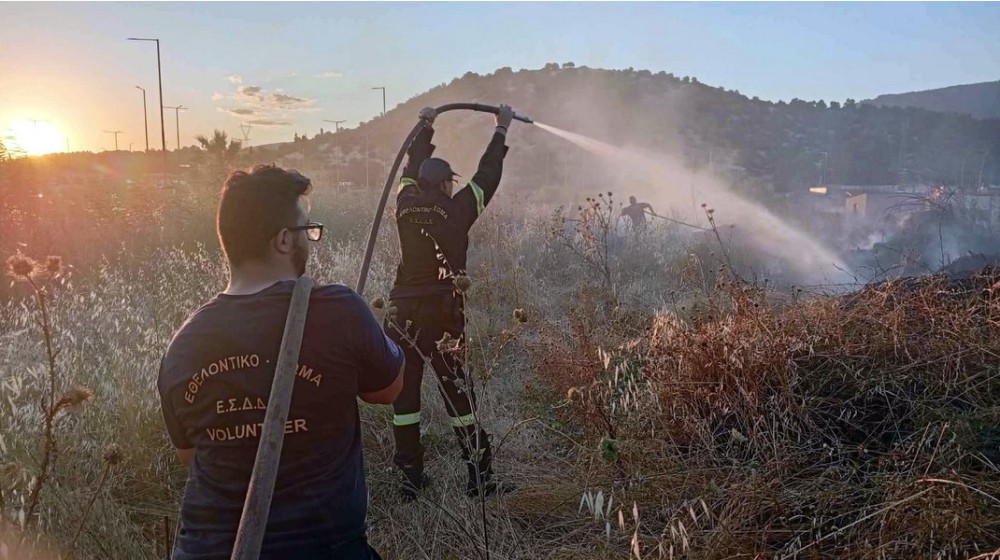Φωτιά σε ξερά χόρτα στον κόμβο της Ερέτριας