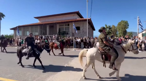 ΛΟΥΤΡΑ ΑΙΔΗΨΟΥ ΠΑΡΕΛΑΣΗ 28ης ΟΚΤΩΒΡΙΟΥ: Θερμό χειροκρότημα στους καβαλάρηδες (VIDEO)