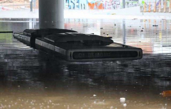 ΑΣΥΛΛΗΠΤΗ ΕΙΚΟΝΑ: Βυθίστηκε λεωφορείο που εκτελούσε το δρομολόγιο Πειραιάς-Βούλα