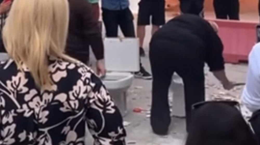 ΜΑΡΜΑΡΙ ΕΥΒΟΙΑΣ: Τέλειωσαν τα πιάτα σε γλέντι και έσπασαν είδη υγιεινής (VIDEO)