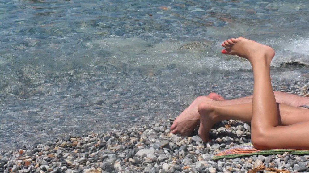 Επεσαν κλωτσιές σε παραλία λόγω ...γυμνισμού - Τρεις συλλήψεις