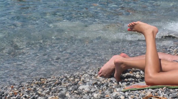 Επεσαν κλωτσιές σε παραλία λόγω ...γυμνισμού - Τρεις συλλήψεις