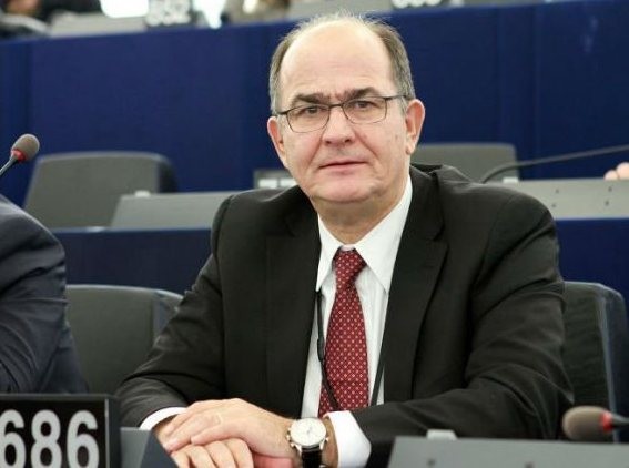 Βαρύ εγκεφαλικό η αιτία που λιποθύμησε ο Γιώργος Παπαστάμκος (video)