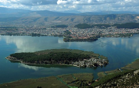 Εξόρμηση στα Ιωάννινα με τη γραφική λίμνη