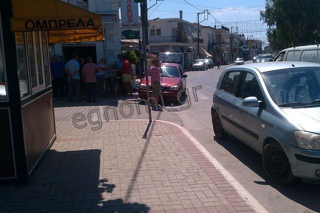 ΑΜΑΡΥΝΘΟΣ: ΙΧ έπεσε σε καφετέρια και παρέσυρε ηλικιωμένο