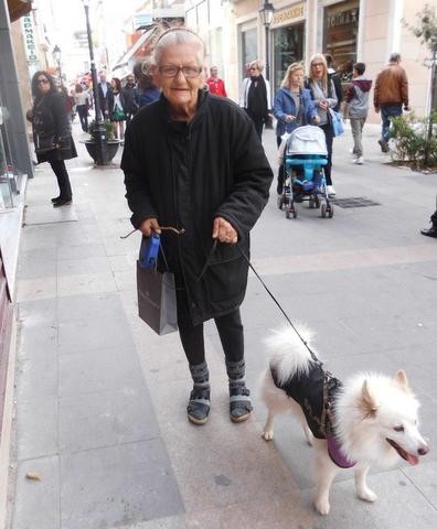 Η κυρία Μαρία κρατάει ένα υπέροχο πλάσμα