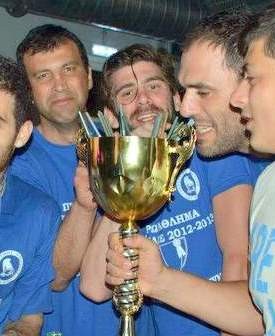 Πίνουν από την κούπα του πρωταθλητή και γλεντούν