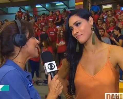 Εντυπωσιακή αθλήτρια του βόλεϊ λιποθύμησε την ώρα που έκανε δηλώσεις (VIDEO)
