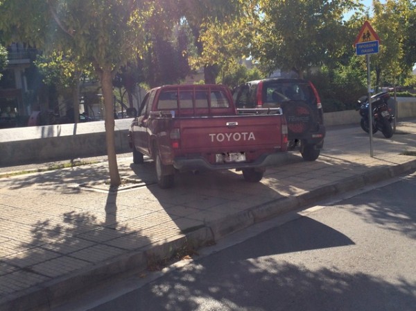 Καβάλησαν το πεζοδρόμιο απέναντι από το Εργατικό Κέντρο