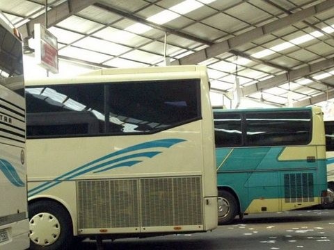 Γυναίκα μαχαίρωσε συνεπιβάτη της μέσα σε λεωφορείο των ΚΤΕΛ!