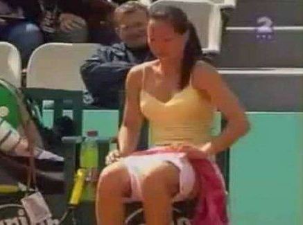 Tενίστρια αλλάζει εσώρουχο μέσα στο γήπεδο και της πέφτει η πετσέτα (VIDEO)